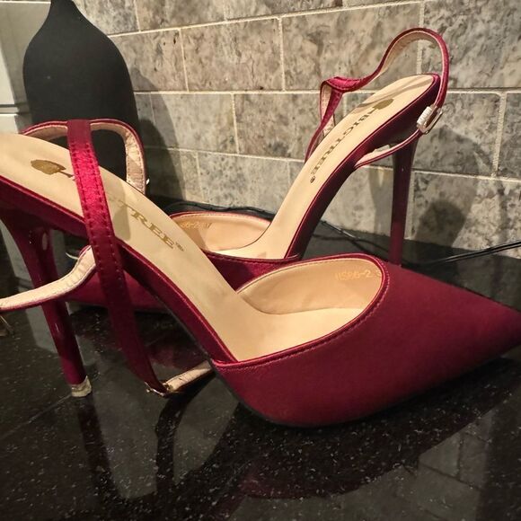 Never worn size 37 beautiful satin shoes in a red wine color - Picture 3 of 4